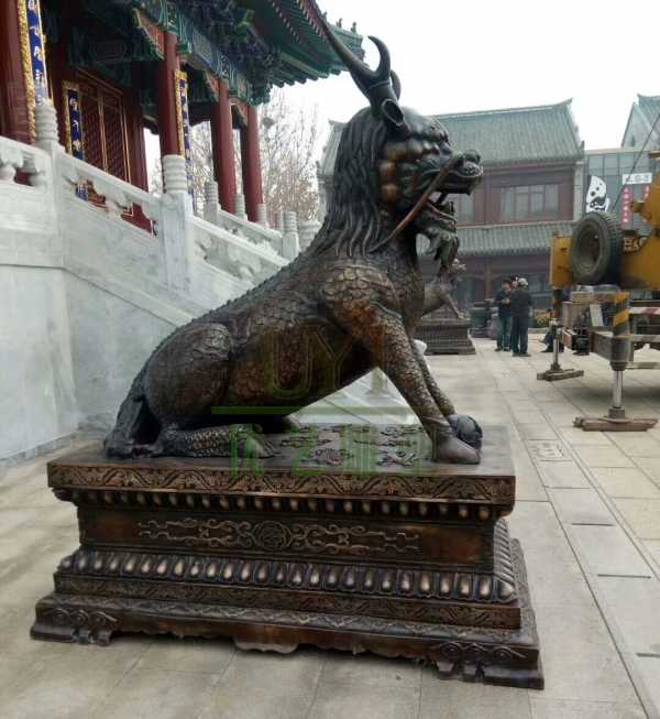 居宗教廟堂之高，擇黃銅麒麟雕塑守業(yè)