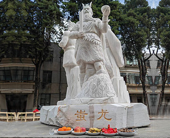 云南石雕黃帝、炎帝、蚩尤雕塑安裝效果展示