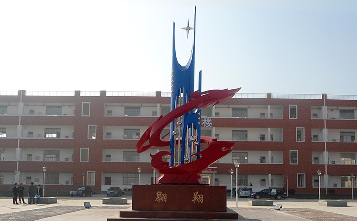 不銹鋼雕塑制作完成之后，需要對(duì)表面進(jìn)行打磨噴漆，這樣才可以獲得想要的表面效果，不銹鋼雕塑打磨噴漆有一些注意事項(xiàng)，下面給大家介紹一下。